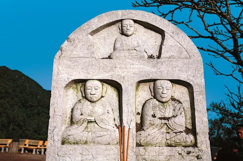 Tượng Phật Hoàng Trần Nhân Tông trong chùa Một Mái. Bia Tam Tổ Trúc Lâm trước sân chùa Hoa Yên.